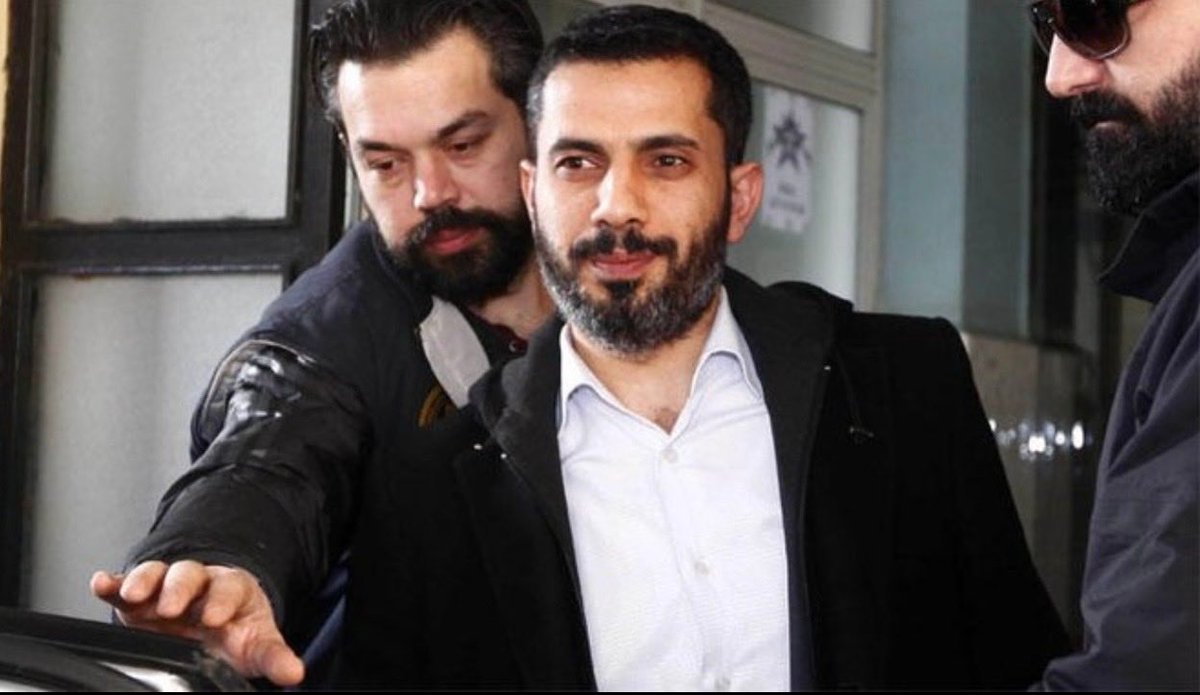 Mart 2015’ten beri tutuklu gazeteci Mehmet Baransu, Mersin Limanı’nda yakalanan GDO’lu pirinçlerle ilgili yaptığı haberler nedeniyle 19yıl 6ay hapis cezasına çarptırıldı. Baransu yaklaşık 11yıldır cezaevinde ve bu sürenin büyük bölümünü tek kişilik hücrede geçirdi

#KHKsızYeniYıl