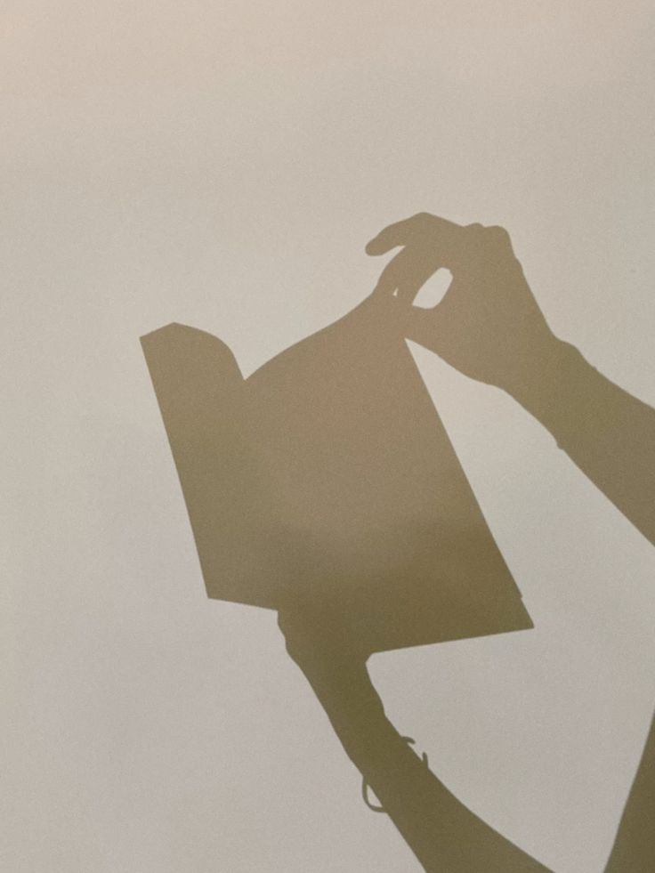 wardNeer's tweet image. ⊹   ་   ׅ  ҂ lidos em 2026.

 ↳ "Enquanto houver livros nas prateleiras, você nunca estará presa. Cada livro é uma chance de escapar."
       — a biblioteca da meia-noite