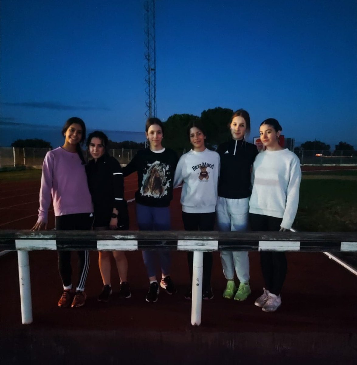 Último entrenamiento en grupo del año en las Pistas de Navalmoral con las valientes que se han atrevido a interrumpir las vacaciones...El año que viene, más y mejor con las vistas puestas en las competiciones <a href="/FedExtAtletismo/">Fed. Ext. Atletismo</a> y JUDEX <a href="/jovendeportEXT/">Jóvenes y Deportes Extremadura</a> <a href="/DiputacionCC/">DiputacionCC</a> <a href="/ayto_navalmoral/">Ayto Navalmoral</a>