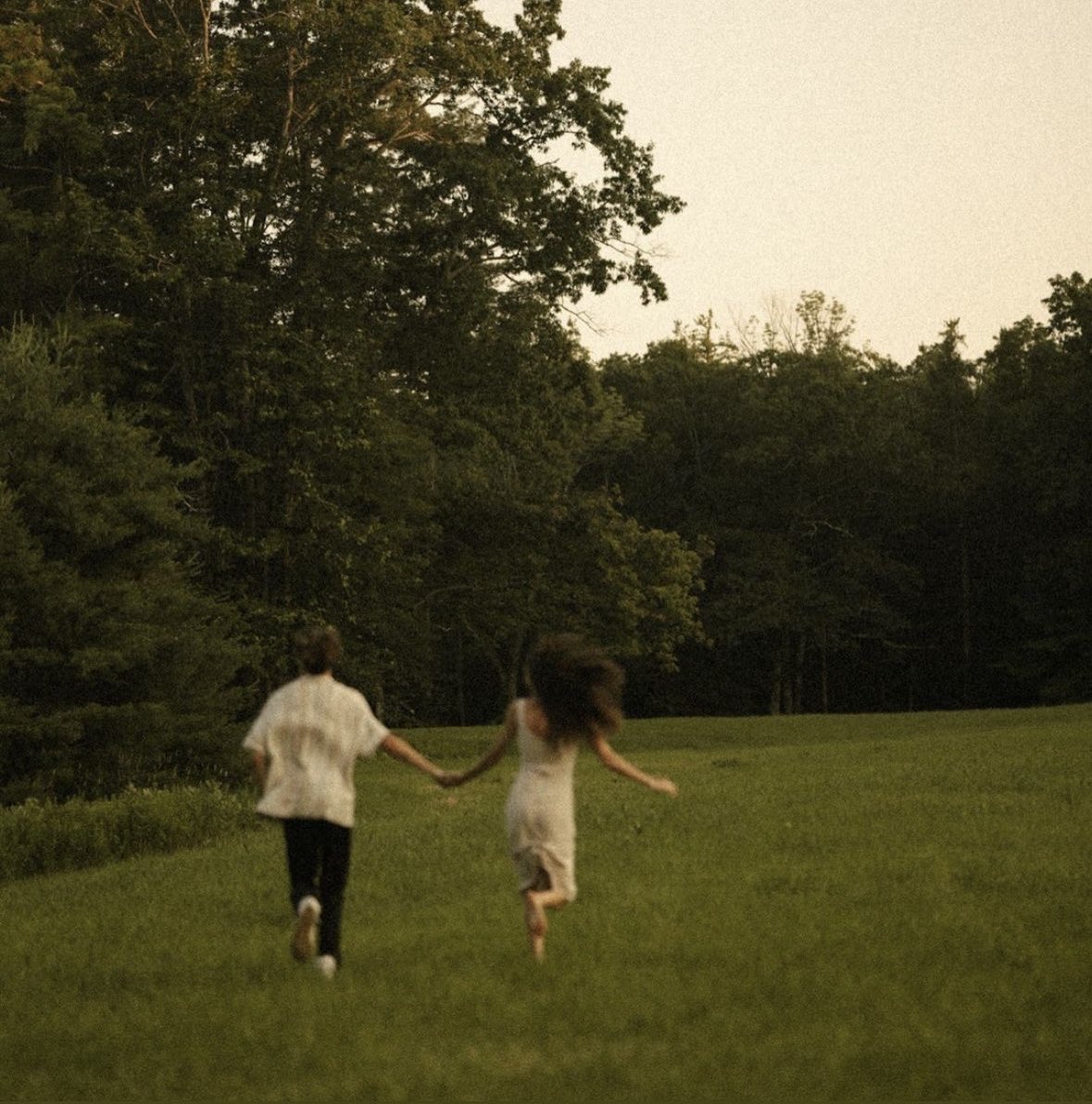 moontides_'s tweet image. she dreamed of the kind of love they write about in books