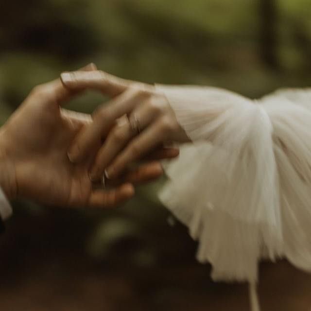 moontides_'s tweet image. she dreamed of the kind of love they write about in books