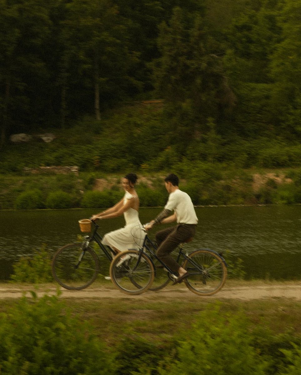 moontides_'s tweet image. she dreamed of the kind of love they write about in books