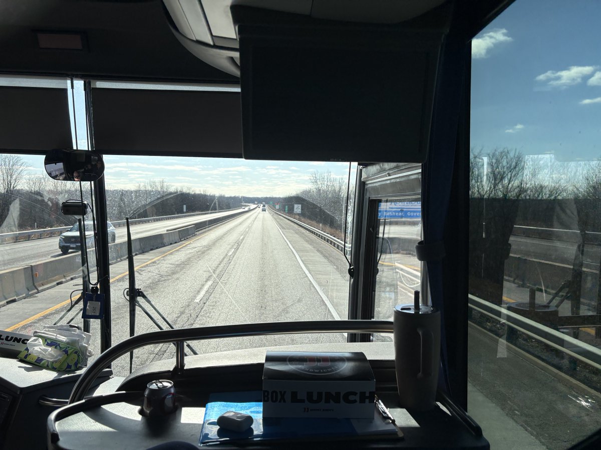 EdIllini's tweet image. Across the Ohio River and into the Commonwealth of Kentucky. Great bus trip today with ⁦@IlliniFootball⁩ ⁦@IlliniAthletics⁩ ⁦@wdws1400⁩ ⁦@LEARFIELDAudio⁩