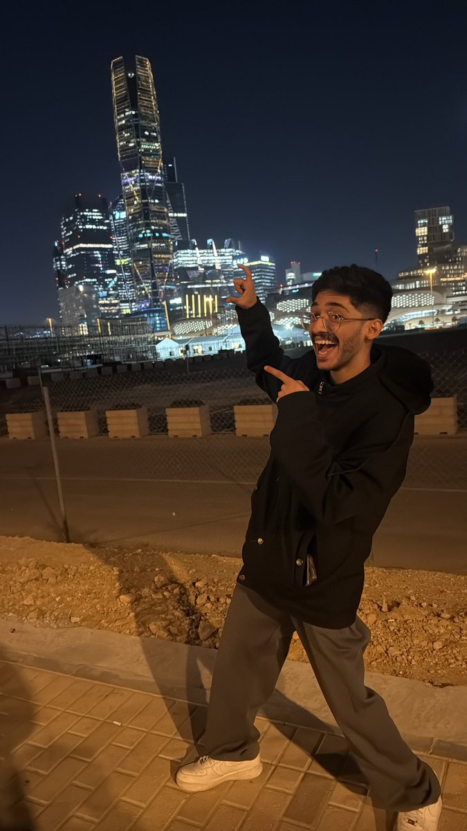 قال صورني ومابغيت ارد بخاطره 
<a href="/Wafin2d/">FOG | WafiNad</a>