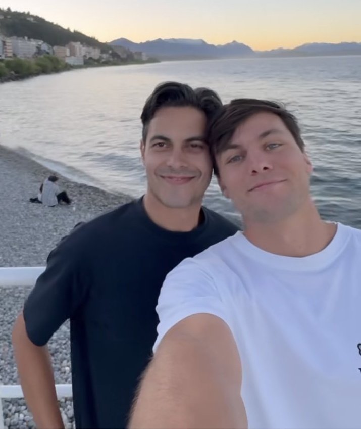 Jetten wil NIET dat wij vliegen, autorijden &amp; vlees eten om het 'klimaat te redden'. Zelf vliegt hij first class de wereld rond met de feestdagen! 

Doe een ♥️ &amp; RT als je dit hypocriete D66-figuur ook zo ZAT bent!