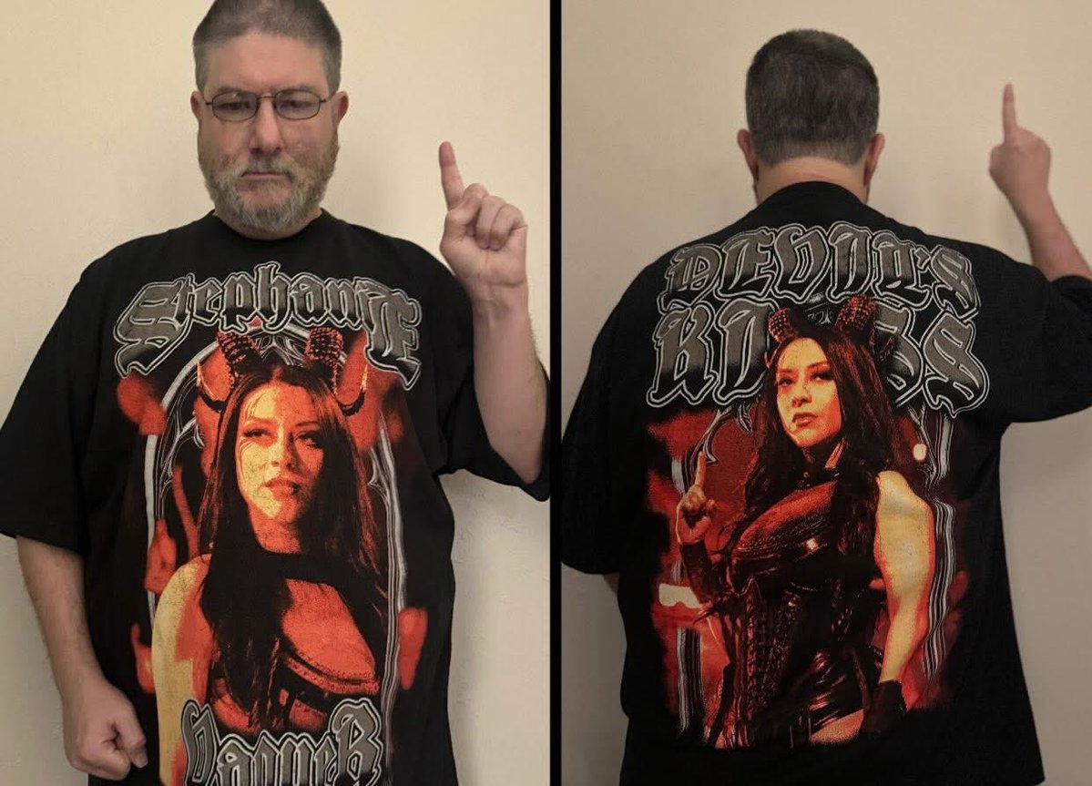 DanielFan2026's tweet image. @Steph_Vaquer #DevilsKiss #LaPrimera #WWERaw ☝🏻