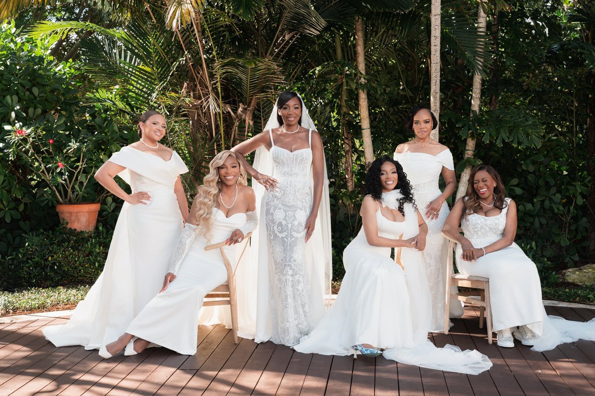 A beautiful photo of Venus and her bridesmaids! Read all about Venus William’s wedding! 
thehotjem.com/venus-williams…