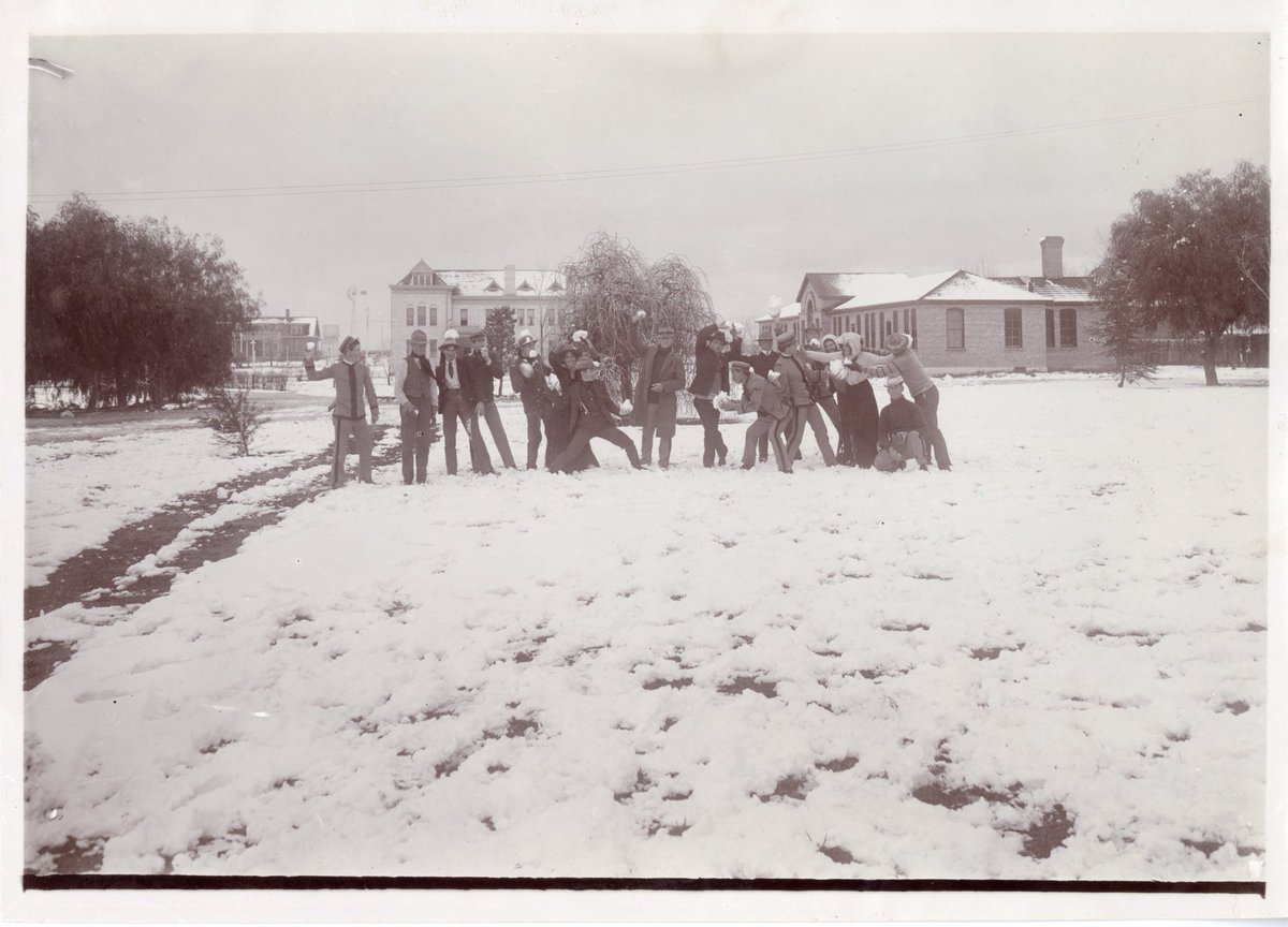 arizonaalumni's tweet image. Yes, it can snow in Tucson. ☃️🌵

Enjoy these photos from rare snow days at the University of Arizona.

Images courtesy of Special Collections, the University of Arizona.