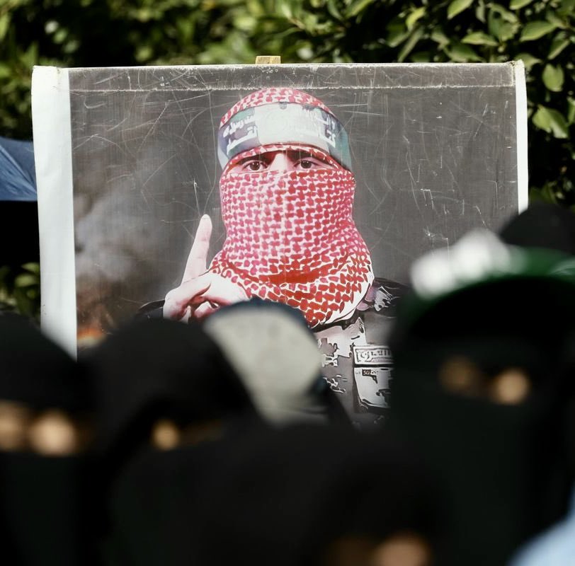 Yüzündeki kefiye Siyonizm’in ve işbirlikçi yöneticilerin maskelerini düşüren Kassam Tugayları Sözcüsü Ebu Ubeyde’nin şehadeti mübarek olsun.