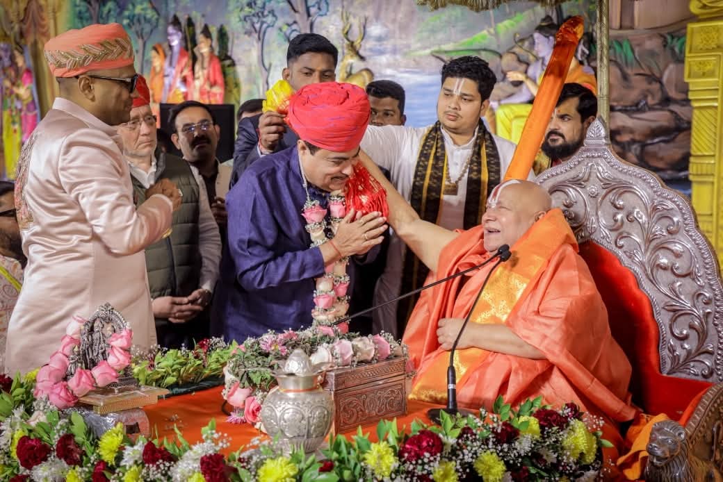 JagadguruJi's tweet photo. नागपुर महाराष्ट्र में पूज्यपाद जगद्गुरुजी द्वारा श्री राम कथा के चतुर्थ दिवस केन्द्रीय सड़क परिवहन और राजमार्ग मंत्री @nitin_gadkari जी ने कथा श्रवण कर ने पूज्यपाद जगद्गुरुजी से आशीर्वाद प्राप्त किया।
#jagadgururambhadrachryajimaharajji #tulsipeeth #ramji https://t.co/Fog6GOefEz