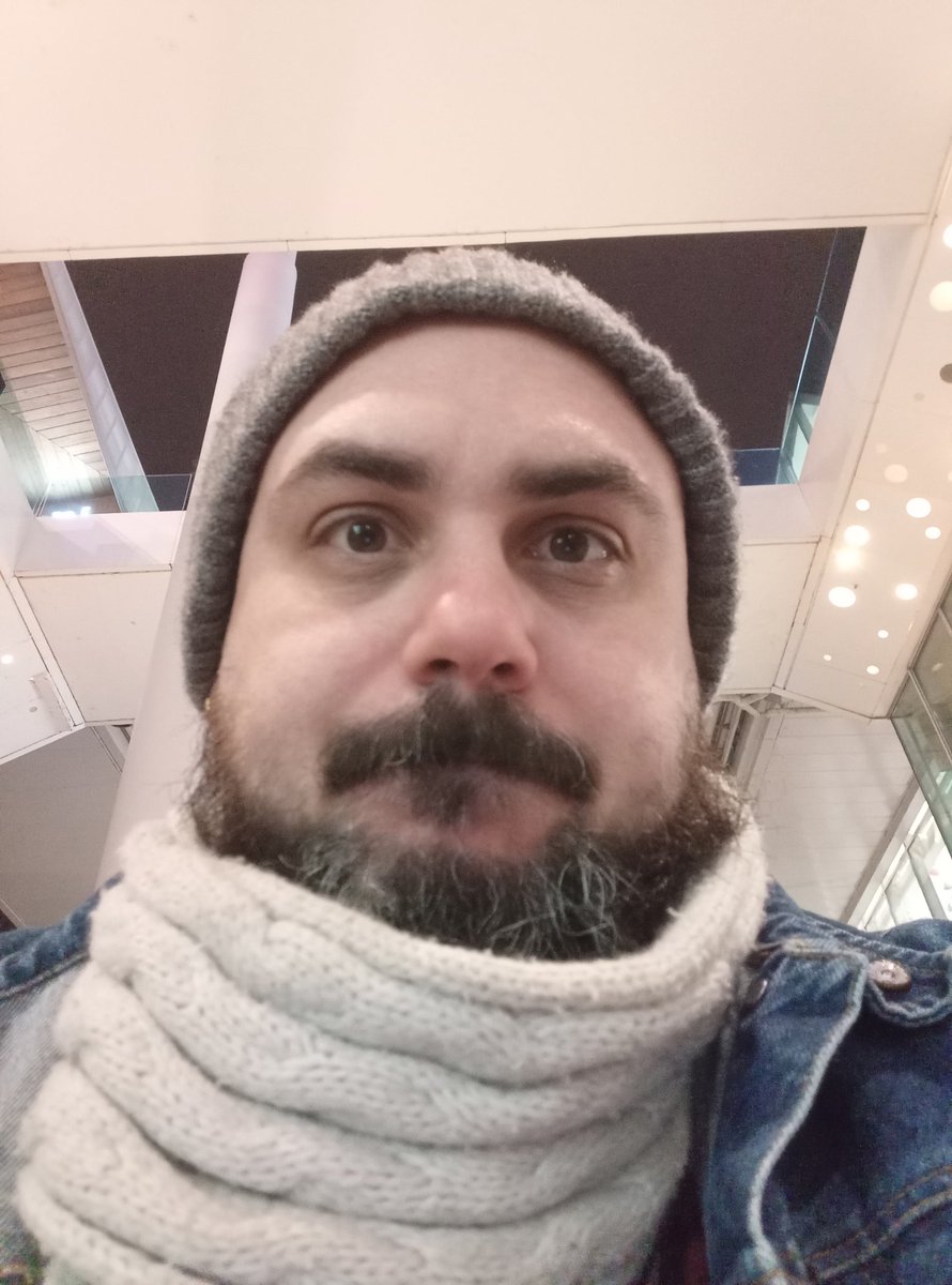 De retour à Lyon après une semaine dans la famille, fait 10°C dans l'appart 🥶
Est-ce que ça va me motiver à allumer le chauffage ? 
Ou bien à mettre des couches de vêtements en plus ?
.... 🤔....Suspens !!
