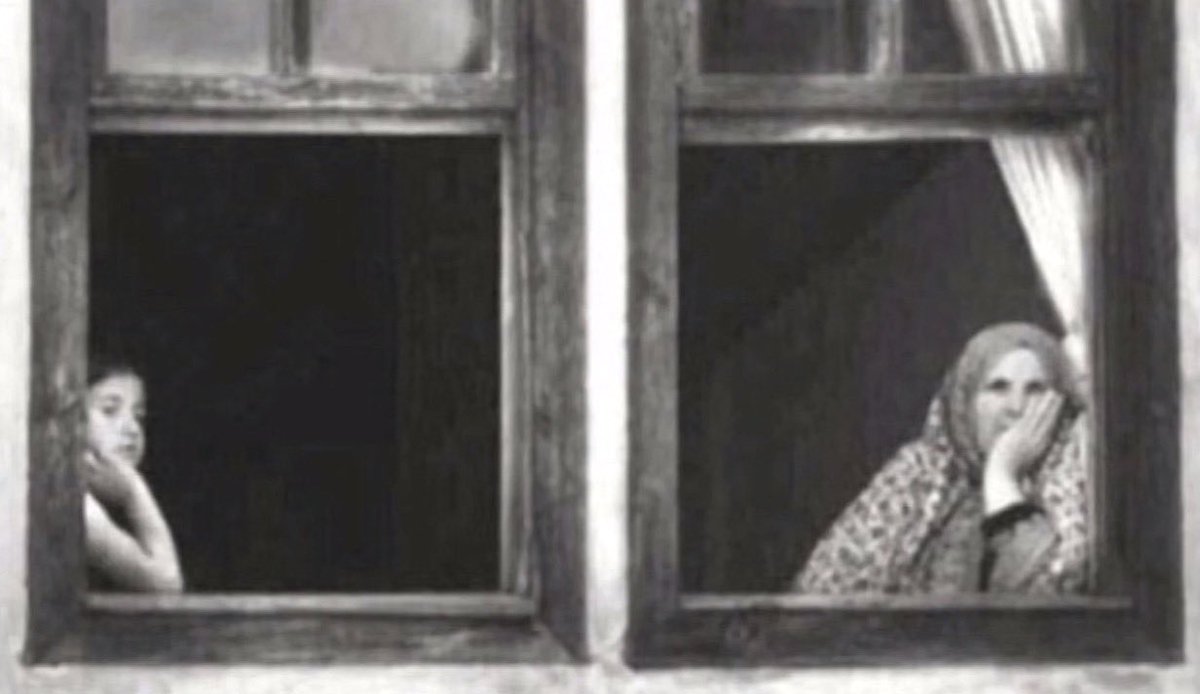 هل تلاحظ ان الزمن عدة أيام فقط!؟ 
شاهدَ الزمنَ محصوراً بين النافذتين
                       ..
فالنافذة اليسرى خيالات وأحلام 
والنافذة اليمنى حكاوي من سنين