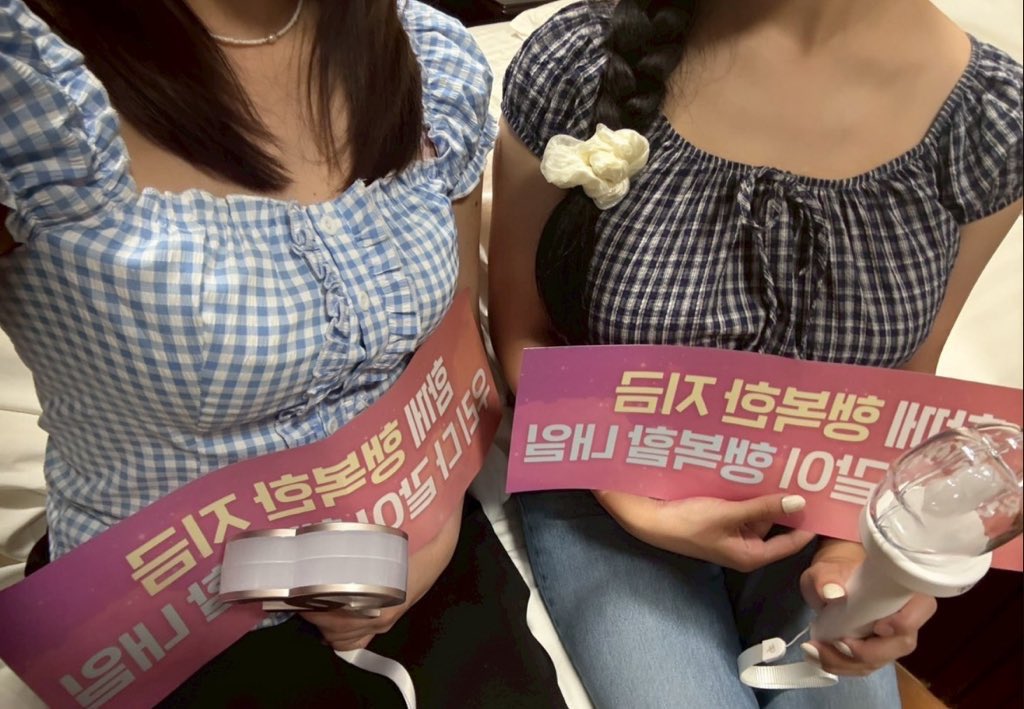 to514_'s tweet photo. #플로버_트친소
막콘 2층 가는 대학생 일본여덕이에요!
데뷔날부터 채영언니가 계속 좋아해요🤍
한국어를 아직 잘 못하지만 친해줘요:) https://t.co/pqfrOFE7k7