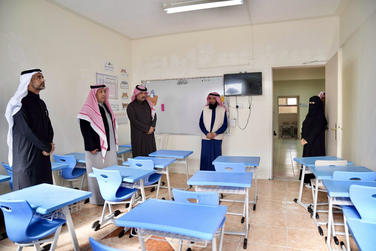 MOE_JOF's tweet photo. تفقد المدير العام لإدارة #تعليم_الجوف مبنى مدرسة الأولى الابتدائية بالطوير، مشيداً بجهود مديرة ومنسوبات المدرسة، بحضور نائب الرئيس التنفيذي لشركة تطوير للمباني للقطاع الشمالي. https://t.co/6j80pq3EDf