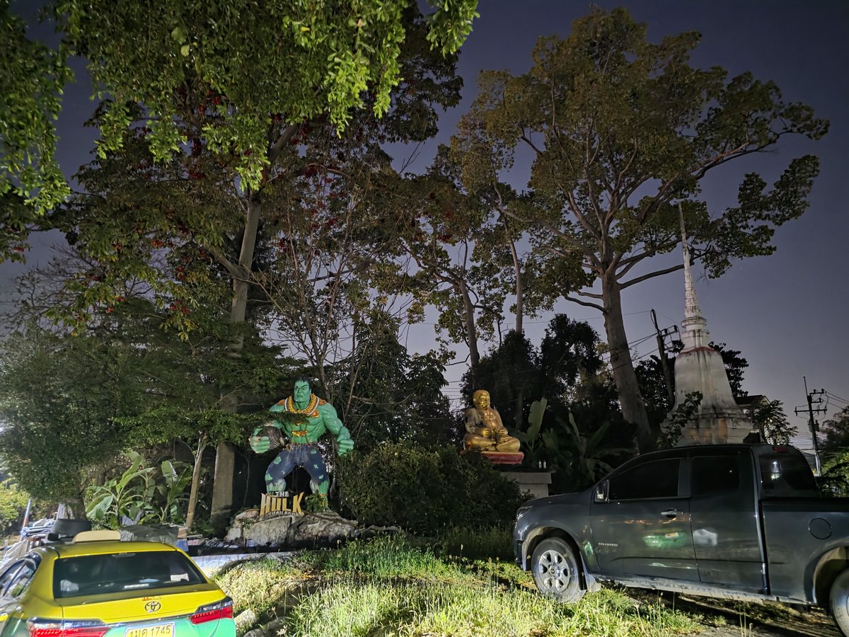 เมื่อกี้ขับรถเข้าไปในวัดแห่งหนึ่งแถวสามโคกครับ ไปส่งน้องกลับบ้าน ซึ่งบ้านน้องก็อยู่ในวัด แบบในวัดเลยยย ถึงน้องจะชินแล้วเพราะอยู่มาตั้งแต่เกิด แต่ขอบอกตามตรงว่าของจริงมันมืดและวังเวงมาก 

และที่น่าขนลุกคือท่ามกลางเจดีย์ รูปปั้นพระต่างๆ ที่เรียงเป็นเงาตะคุ่มนั้น

มันมีฮัลค์ครับ…