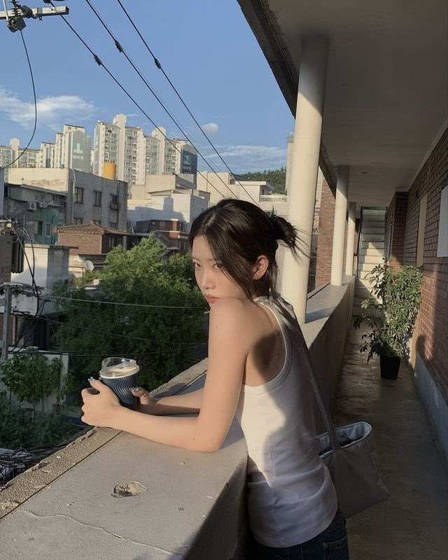 VALHXLLAS's tweet image. ༑

I got out of bed and got to work at a snail’s pace this morning. It’s always  hard coming back to the office after a break. 
Your m-etro-politan express will get to dms in a bit hehe let me just have some coffee! 

༑