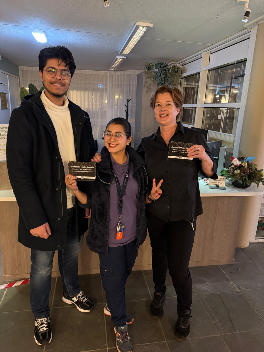 AlkmaarAMJO's tweet photo. Alhamdulillah! Vandaag bracht MKA Alkmaar een bezoek aan een verzorgingstehuis met 68 bewoners. 🍰💌
​Brachten we taart en kaarten voor alle ouderen. Het personeel waardeerde onze komst en de positieve boodschap enorm! Masha'Allah. ✨
​#Alkmaar #LiefdeVoorIedereen #Ouderenzorg https://t.co/BMMzzrc7Um