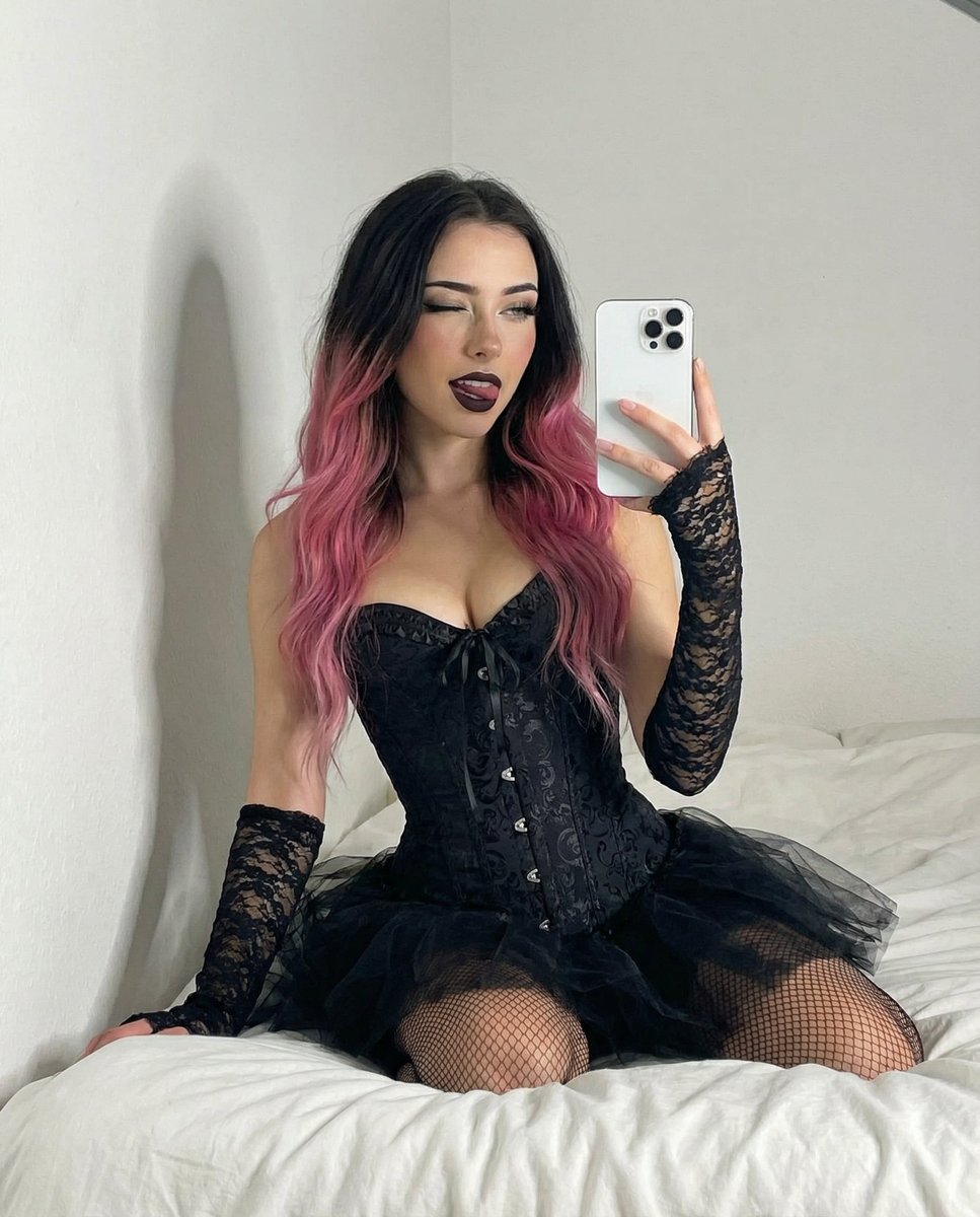 VioletteGoth tweet media