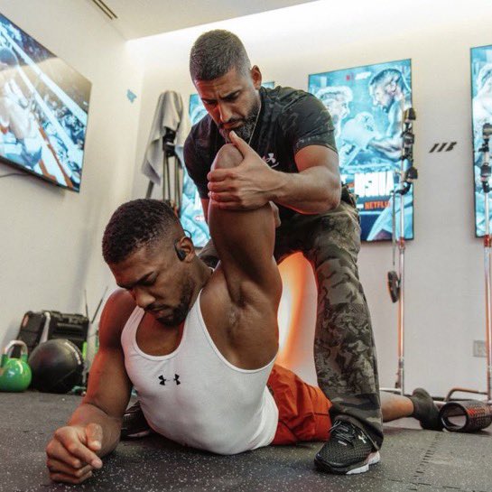 RawEntropy's tweet photo. 🚨 The two people who died in the Anthony Joshua crash were coaches and close friends of his, Latz and Sina

- Sina was his strength and conditioning coach, who can be seen here preparing him for his Jake Paul fight 2 weeks ago

Latz was AJ’s personal trainer

Follow:@RawEntropy https://t.co/xfQs0e1yUQ