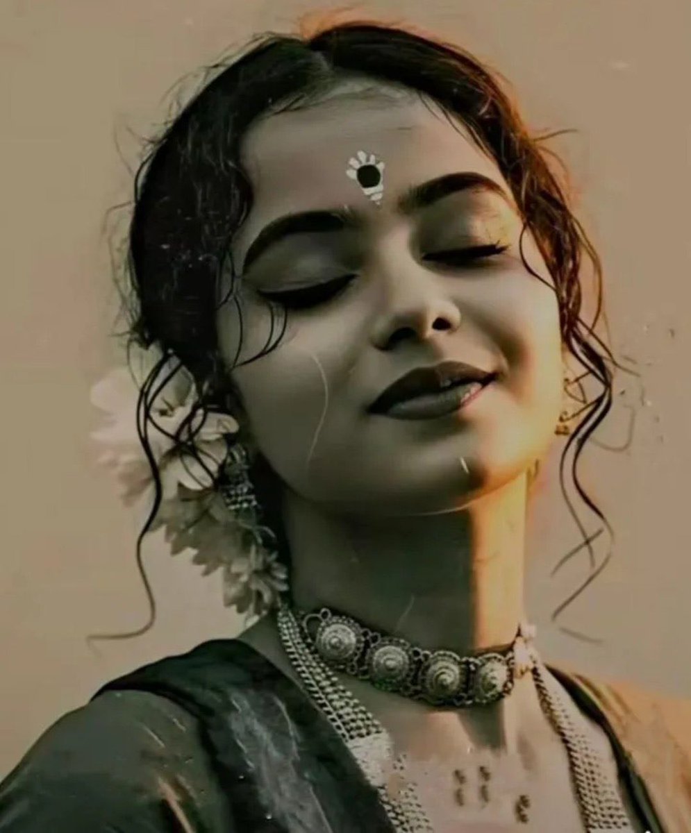 डाली पर लगे सूखे गात की 
तरह मैं 
खिल उठती हूँ 
जब जब तू बहता है हवा 
बनकर फ़िज़ाओ में 

जब घुल जाता है तेरा प्रेम 
मेरे काया में प्राण बनकर 
मैं निष्प्राण देह से परिवर्तित हो जाती हूँ 
एक प्रेमिका में !🤍

#बज़्म 
#बर्फ़ी