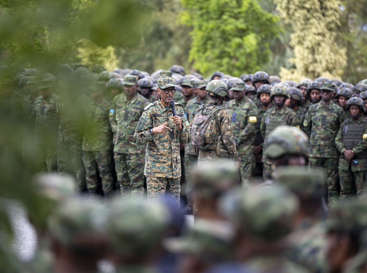 Perezida Kagame akaba n’Umugaba w’Ikirenga w’Ingabo z’u Rwanda yashimiye Ingabo z’u Rwanda n’abandi bagize inzego z’umutekano bitanga batizigama mu gusigasira umutekano w’imbere mu Gihugu no mu bundi butumwa butandukanye.

Ni ubutumwa Umukuru w’Igihugu yabageneye mu gusoza umwaka