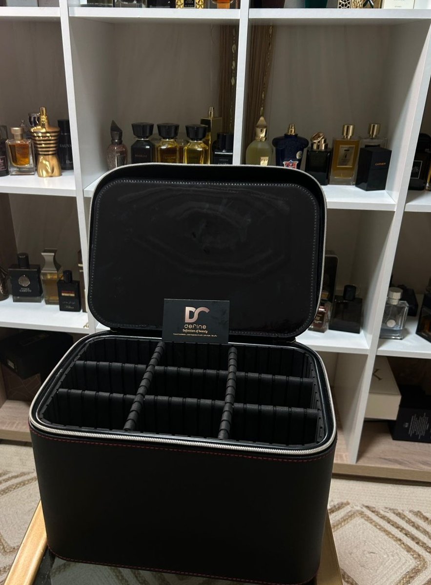 متجر ديفاين  <a href="/define2_shop/">Define</a> 
عندهم هالشنطة الرهيبة لحفظ ونقل العطور
داخلها شرائح من الفلين المقوى على شكل مربعات قابلة للتحريك بسهولة وتعطي وقاية لزجاجات العطور من الاحتكاك
كذلك فيها سحاب وجيب شفاف لحفظ العيينات، ومراية ولمسات مخملية أنيقة
خامة صنعها متين وذات جودة عالية
تجي