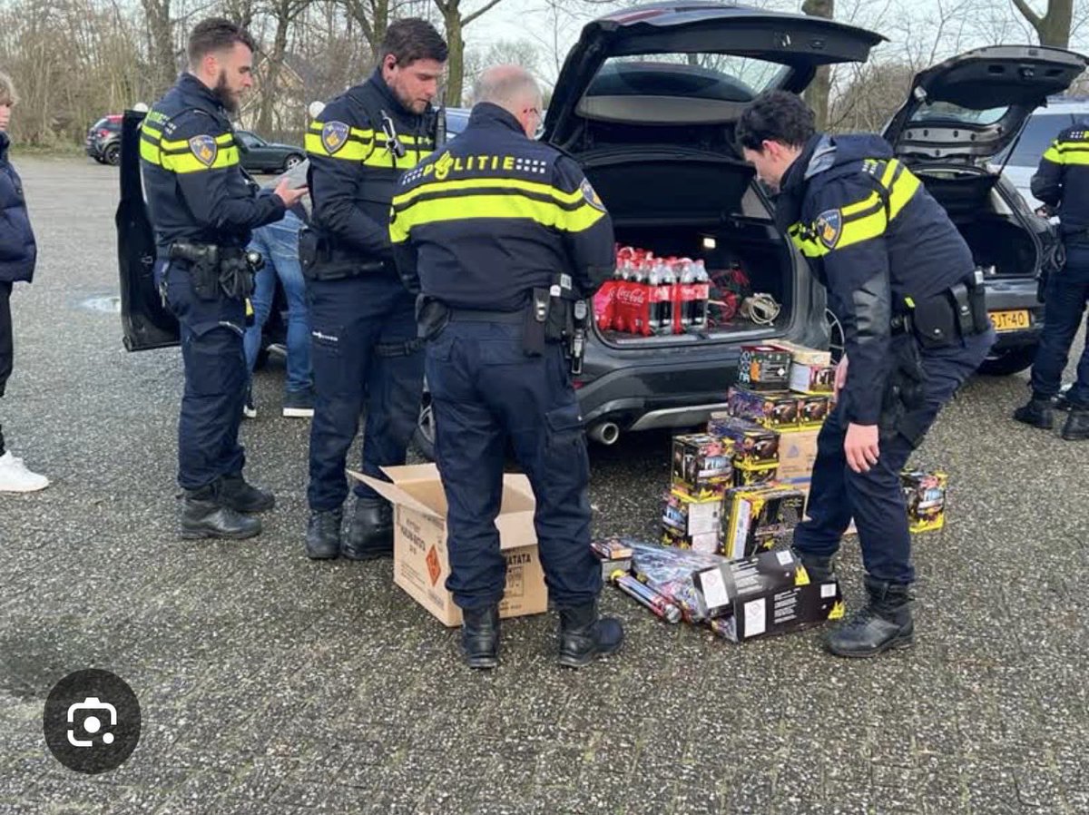 badmannft's tweet image. “De Grens Werkt Opeens”
Kijk eens aan.

Auto’s eruit.
Busjes open.
Controles, honden, linten, gezag. om… vuurwerk tegen te houden.
Dus het kón altijd.
Jarenlang
“Niet haalbaar.”
“Niet menselijk.”
#politiek #grenzen #azc #overheid #macht #vrijheid #vuurwerk #vuurwerkverbod