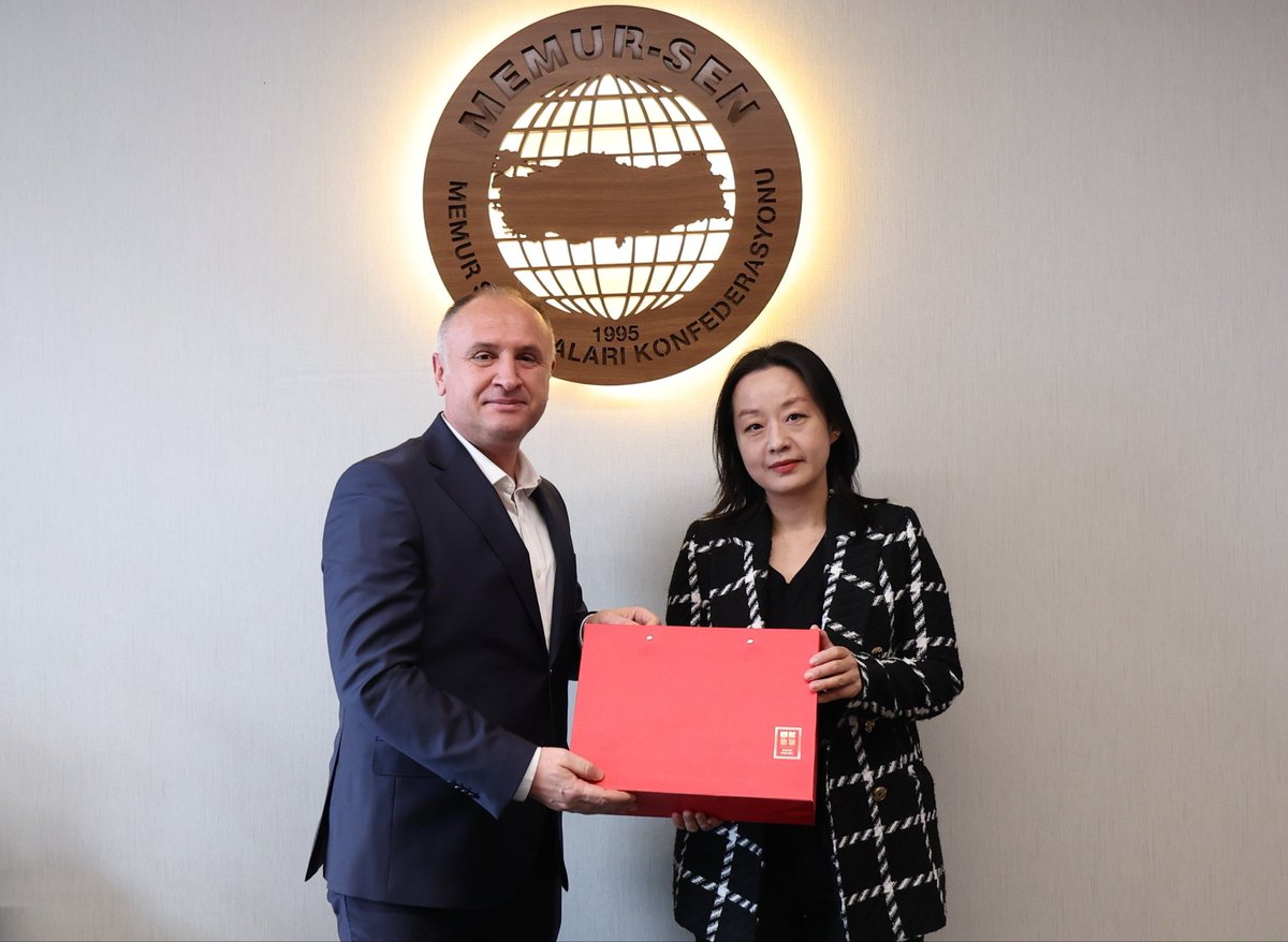 التقى مسؤولون من السفارة الصينية في أنقرة بنائب رئيس اتحاد مامور-سن حمزة أوكسوز وخبراء العلاقات الخارجية، حيث جرى بحث العلاقات التركية-الصينية والتطورات الاجتماعية والاقتصادية والتعاون النقابي.