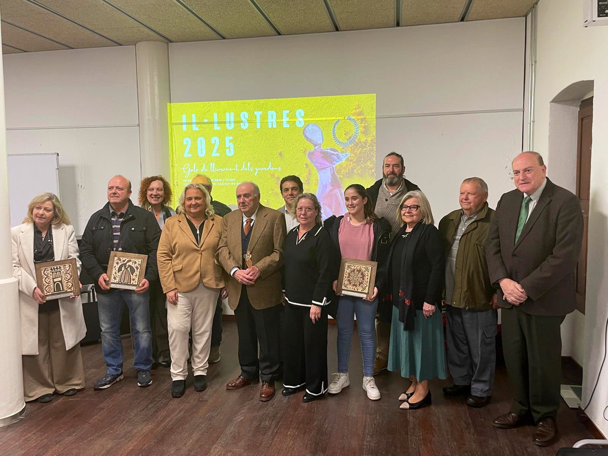 💙 Con mi compañero <a href="/CarlosMundina/">Carlos Mundina</a>, Vicepresidente de la Junta Municipal de Distrito de Pedanies Nord que tengo el honor de presidir, Alcaldes/as Pedáneos y Vecin@s, cerramos un año intenso de actividades en #Benifaraig con un acto entrañable y emotivo 👇

🏅 Reconocimiento