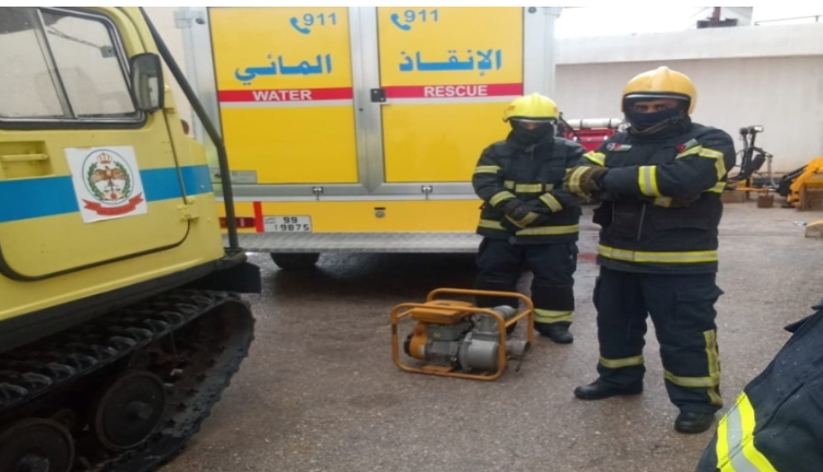 الدفاع المدني يتعامل مع مركبات عالقة ومحاصرين بمركباتهم خلال المنخفض الأخير 