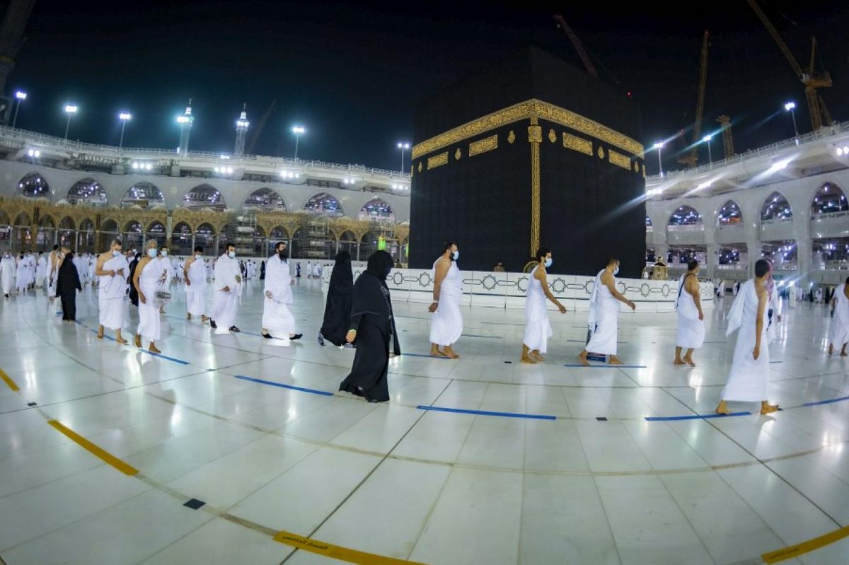 حرمین شریفین کے سنگِ مرمر کی ٹھنڈک کا راز اور سنگ مرمر کی ایمان افروز داستان جس سے انسان کا ایمان تازہ ہو جائے👇
کیا آپ جانتے ہیں کہ مسجد الحرام اور مسجدِ نبوی ﷺ کے صحن میں استعمال ہونے والا سنگِ مرمر شدید دھوپ کے باوجود قدرتی طور پر ٹھنڈا کیوں رہتا ہے؟
جونہی زائرین حرم کے مطاف