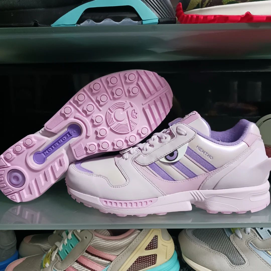 houseofheat's tweet image. First Look: Pokémon x adidas ZX 8000 "Mewtwo" releasing in 2026 💜