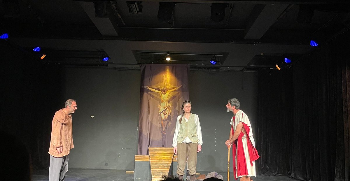 Me wek Komeleya Hiqûqnasên Ji Bo Azadîyê Şaxa Amedê tevlî endamên xwe lîstika şanogerên Şanoya Bajarê Amedê ya ku bi navê “Mirina Jeanne d’Arcê Ya Din” tê zanîn temaşe kir. Em ji bo mêvanhewîna Şanoya Bajarê Amedê û hevalên kedkar spasiyên xwe dikin.🌸 

—

ÖHD Amed Şubesi olarak