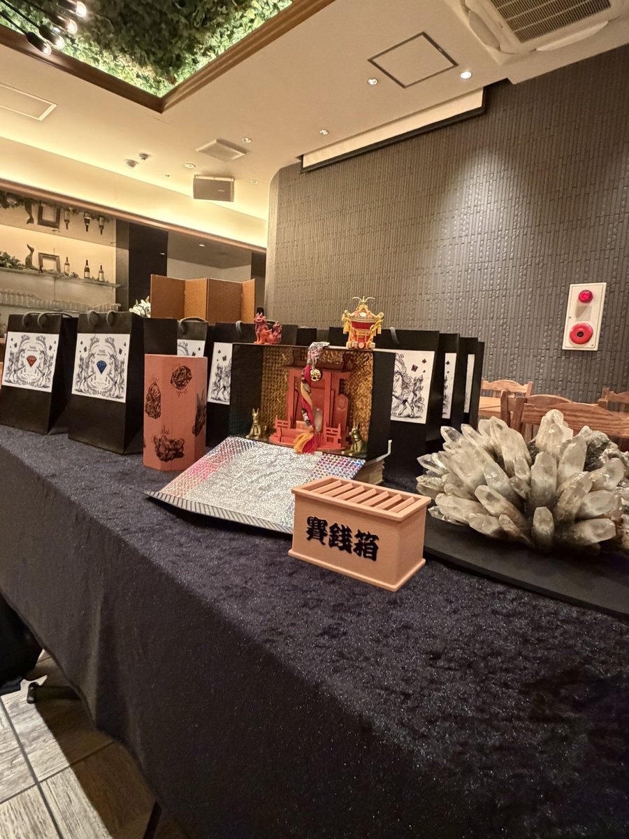 mineral_paragon's tweet image. #トラジェム #鉱物 #minerals  

今年のカラー福袋も、超かわいいデザインに仕上がりました💕  
トラジェム神社のおみくじで、運試しもできますよ⛩️  

そして横に鎮座しているのは、まるで御神体…！？  
【こうもり坑 まりも水晶クラスター】の大きなクラスター✨  

🎍 新春トラベル（TRAVEL）