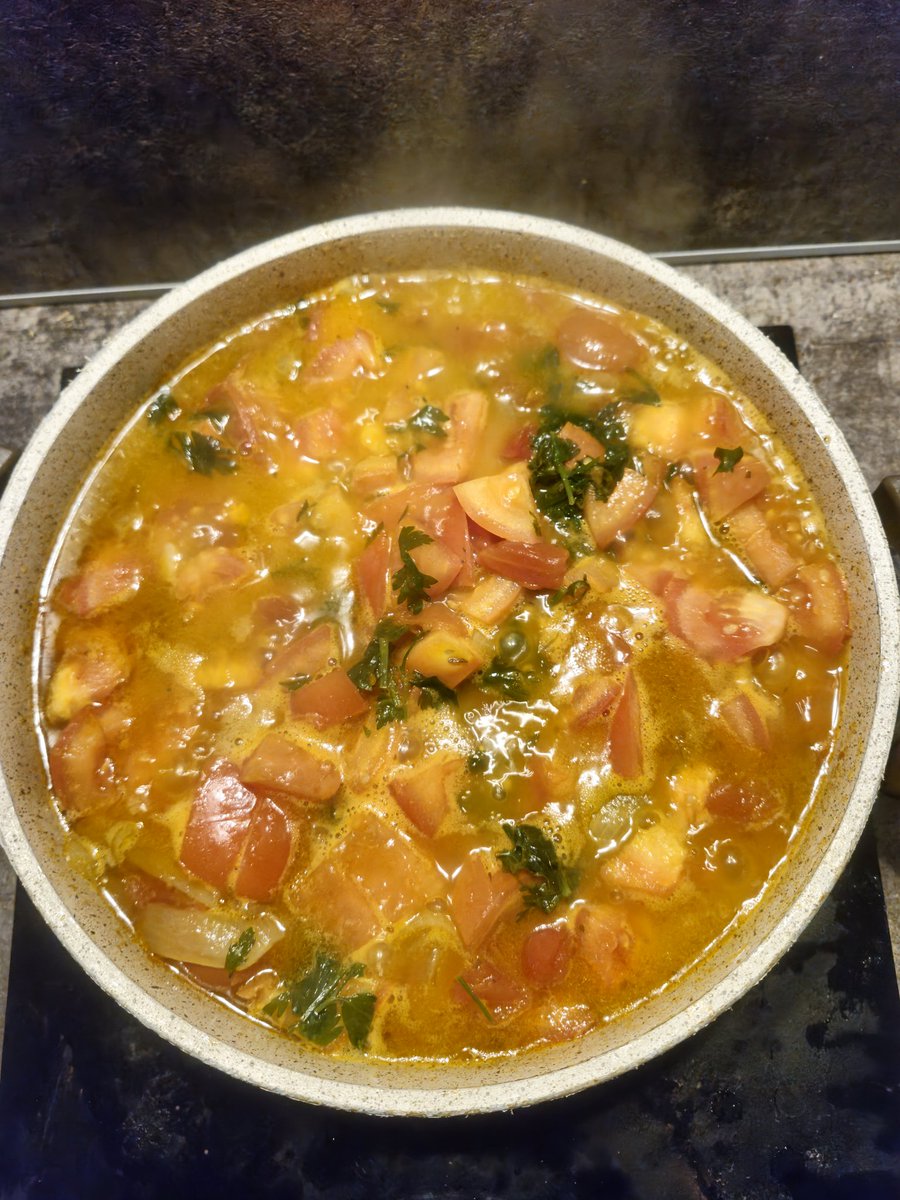 Artvin'de Harşo, soğan ve domatesle yapılır. Farklı birşey denedim. 2 çay bardağı Efendim Çiftliği zeytinyağı,üzerine doğradığım 2 soğanı kavuruyorum. 1/2 demet maydanoz.12 adet iri domatesi kuşbaşı doğradım. Tuz, kırmızı biber, kekik. Hiç su koymadım. Domatesin suyuyla pişirdim.