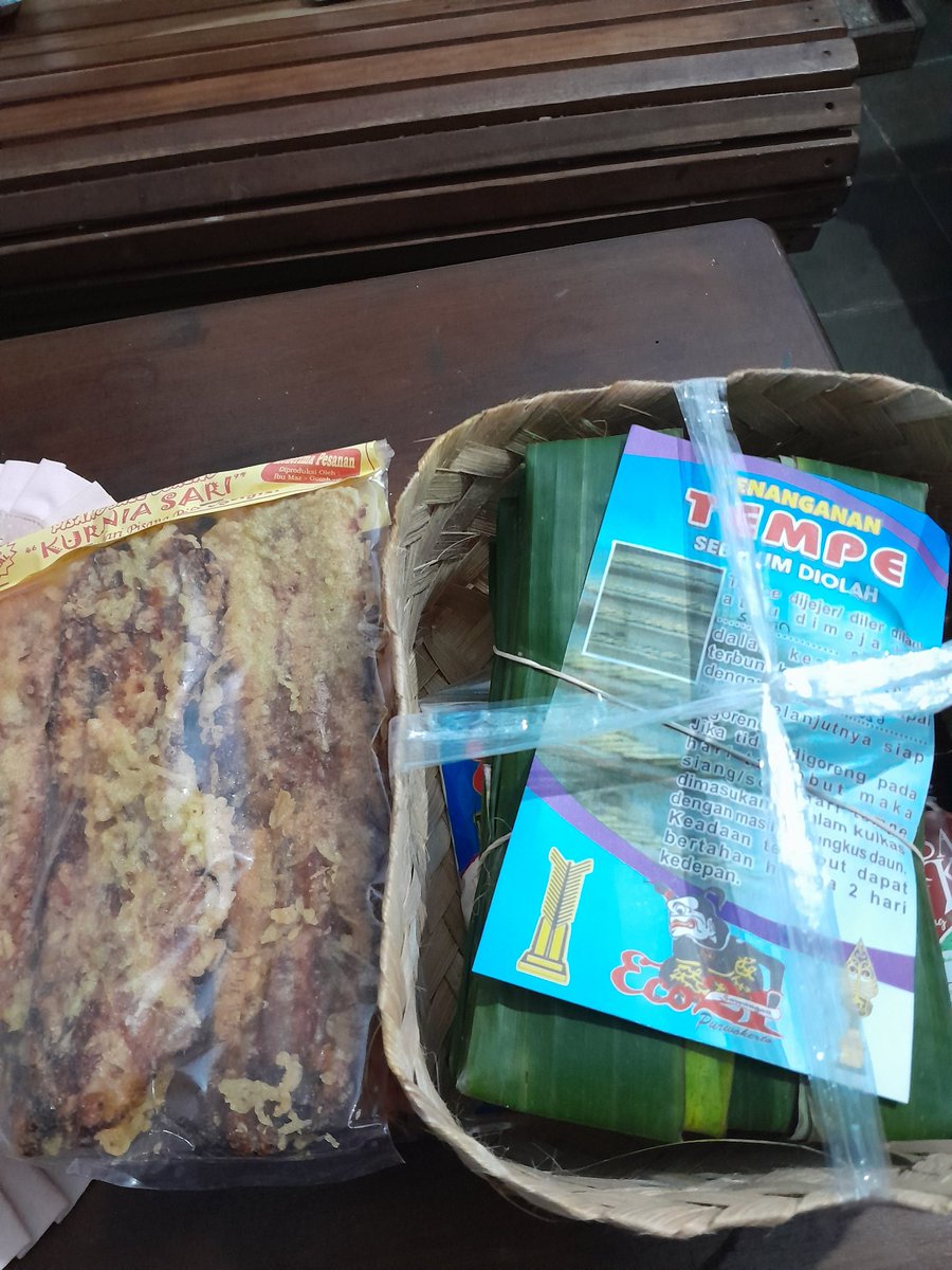 Bilangnya belum gajian tapi kerumah bawa oleh oleh. Meskipun gagal ga ikut liburan bareng tp oleh olehnya sampe🫶🏻