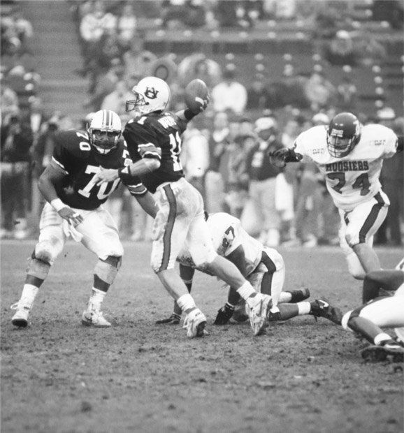 1990 - On a rain-soaked Atlanta-Fulton County Stadium field, Auburn defeated Indiana 27-23 in the Tigers' first Peach Bowl appearance.

Freshman QB Stan White scored the winning touchdown from a half-yard out.

#WarEagle #AUHistory