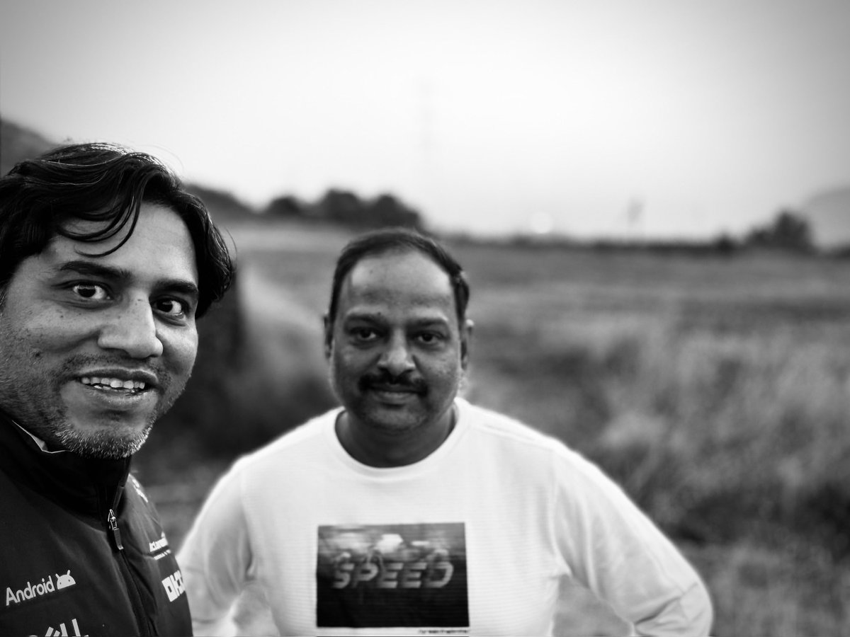 meetwithvikas's tweet photo. Dost gehri hai ya photo 3D hai https://t.co/EvlIfmig46