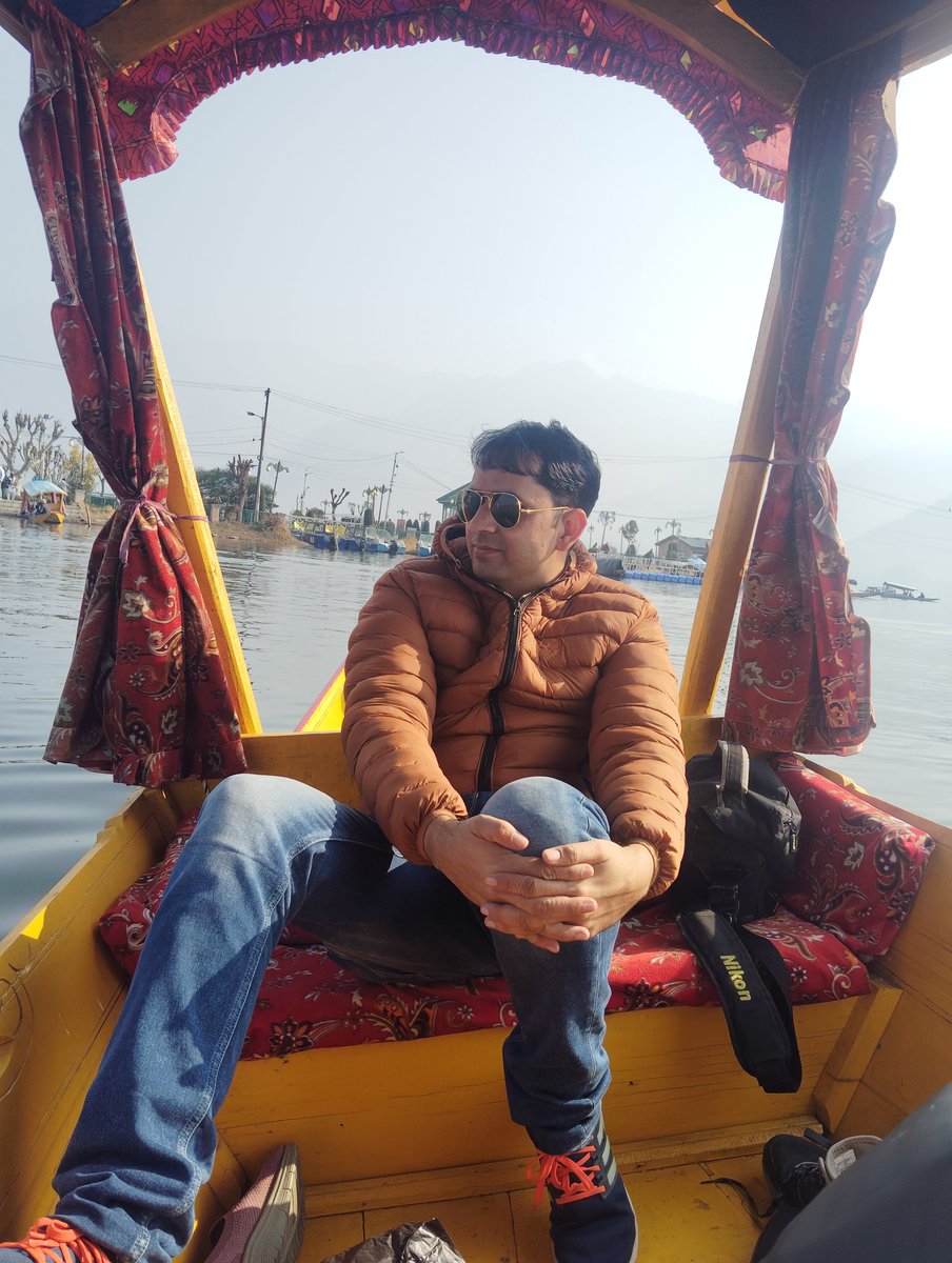 हमारा अपना कश्मीर.!!

4 दिन कश्मीर घाटी के भ्रमण पर समझ आया कि पर्यटन में कमी से स्थानीय लोगों को देशवासियों के सहयोग की जरूरत है,
आइए और हाथ बढ़ाइए अपने कश्मीर के साथ जिससे देश के दुश्मनों के नापाक मंसूबे सफल ना हों और पर्यटन द्वारा देश की अर्थव्यवस्था मे भी योगदान दें.
#कश्मीर