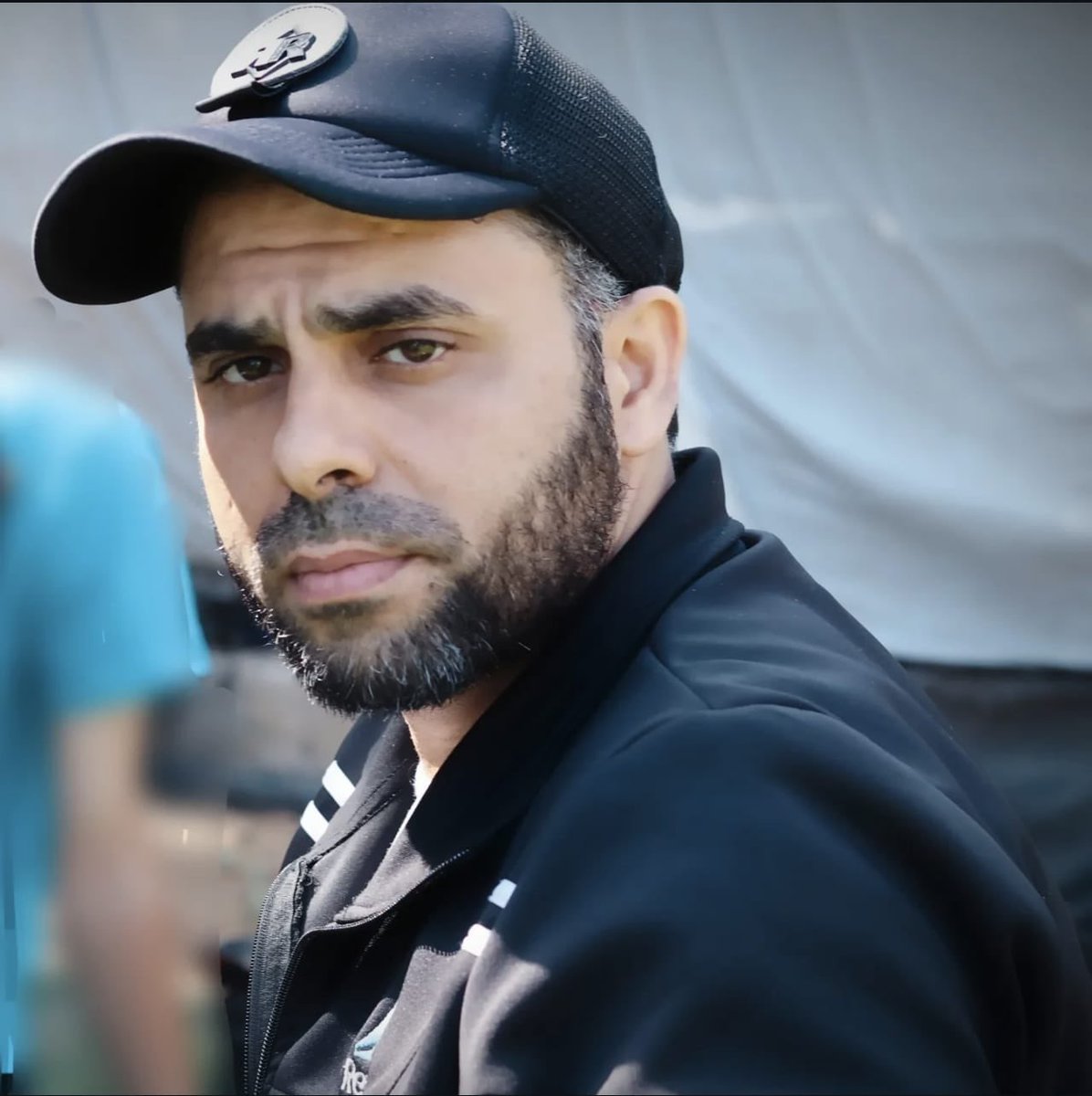 هذا هو أبو عبيدة الناطق بإسم القسام
ابن مخيمي مخيم جباليا الذي ولدت فيه
كان ابن المخيّم،
لا يعرف من الدنيا إلا قدر ما يُقيم صلبه،
ولا يحمل من الزاد إلا ما يبلّغه إلى الله.
كم شرفتُ بالسلام عليه،
وكم جلستُ معه،

عرفتُه نقيًّا…
نقاء من صفّى سريرته قبل علانيته،
زاهدًا…
كأن الدنيا