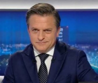 Bogdan Rymanowski podczas oglądania "wywiadu" z kamratami na kanale zero.