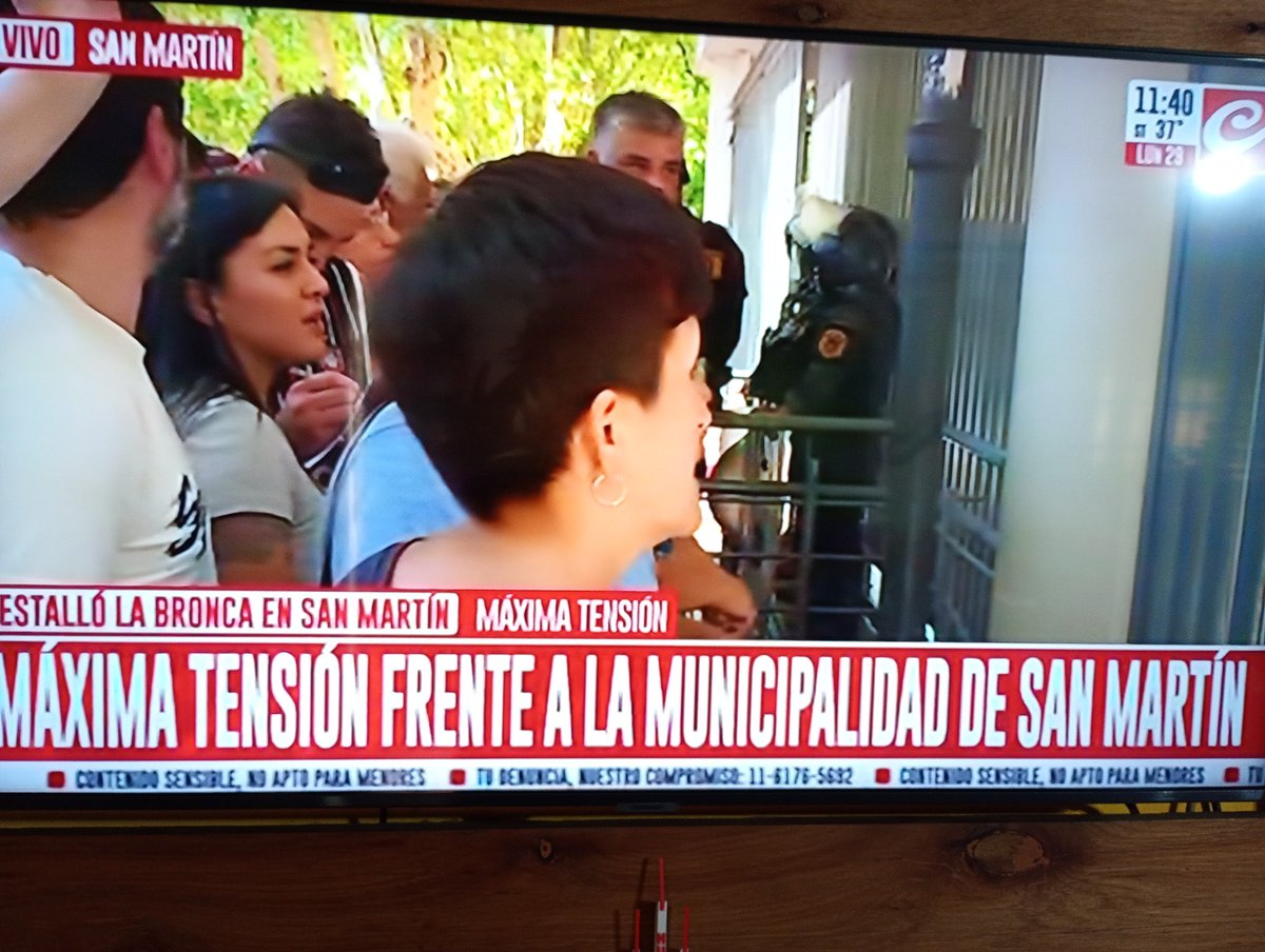 #Ahora Vecinos HARTOS con el intendente ✌️ de San Martín.
#ElCambioSomosNosotros 

QUÉ POCO TE QUEDA CHUKY!!!