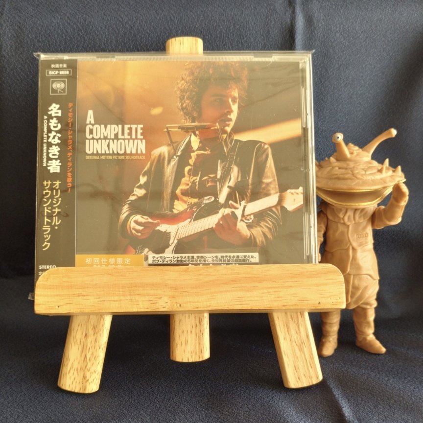 XmugLwwY8PlmunH's tweet image. 《Now On Play🎶》

『名もなき者（オリジナル・サウンドトラック盤）/ティモシー・シャラメ』(2025)

山下達郎氏にはこの映画はイマイチだったようですが

私は今年観た洋画ではこの作品がＮｏ．１かなと思います

まぁ、今年はあまり劇場に足を運んでいないので偉そうな事は…

#Timothee_Chalamet