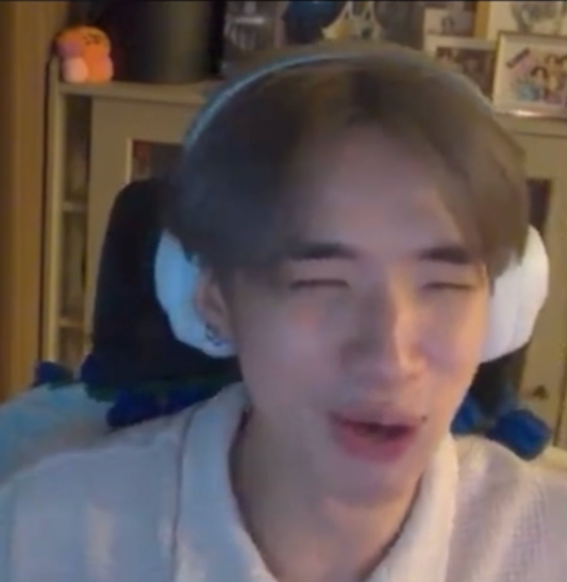 naxkittipx's tweet image. [ เนื้อเพลงในเกม : น้ำค้างหยด ติ๋ง ติ๋ง ติ๊ง ติ๋ง ในใจ

🍦 : :&amp;amp;฿/-(:-;- 5555 ไม่มีอะไรน่ากลัวกว่าเพลงนี้แล้ว

// ฮงหลุดขำแรงมาก กุจะบ้าา525255555555
— #hongshihoshi #LYKN