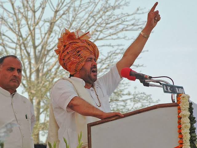 श्री अवतार सिंह भड़ाना जी... 4 बार के सांसद।

इनका जन्म 17 दिसंबर 1957 को हरियाणा के फरीदाबाद के अनंगपुर में हुआ। 

राजनीतिक शुरुआत 1988 में हरियाणा से और सरकार में जूनियर मंत्री बने ।

अवतार भड़ाना गुर्जर समुदाय के नेता के रूप में उभरे थे। गुर्जर समाज के सबसे बड़े हितेषी नेता भी