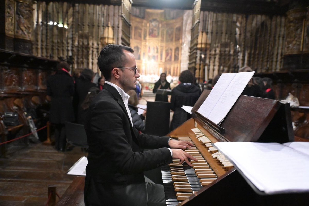 Ayer, junto al coro Cruzadas de Santa María, en la Eucaristía de clausura del Jubileo 2025 en <a href="/CatedralAvila/">Catedral de Ávila</a>