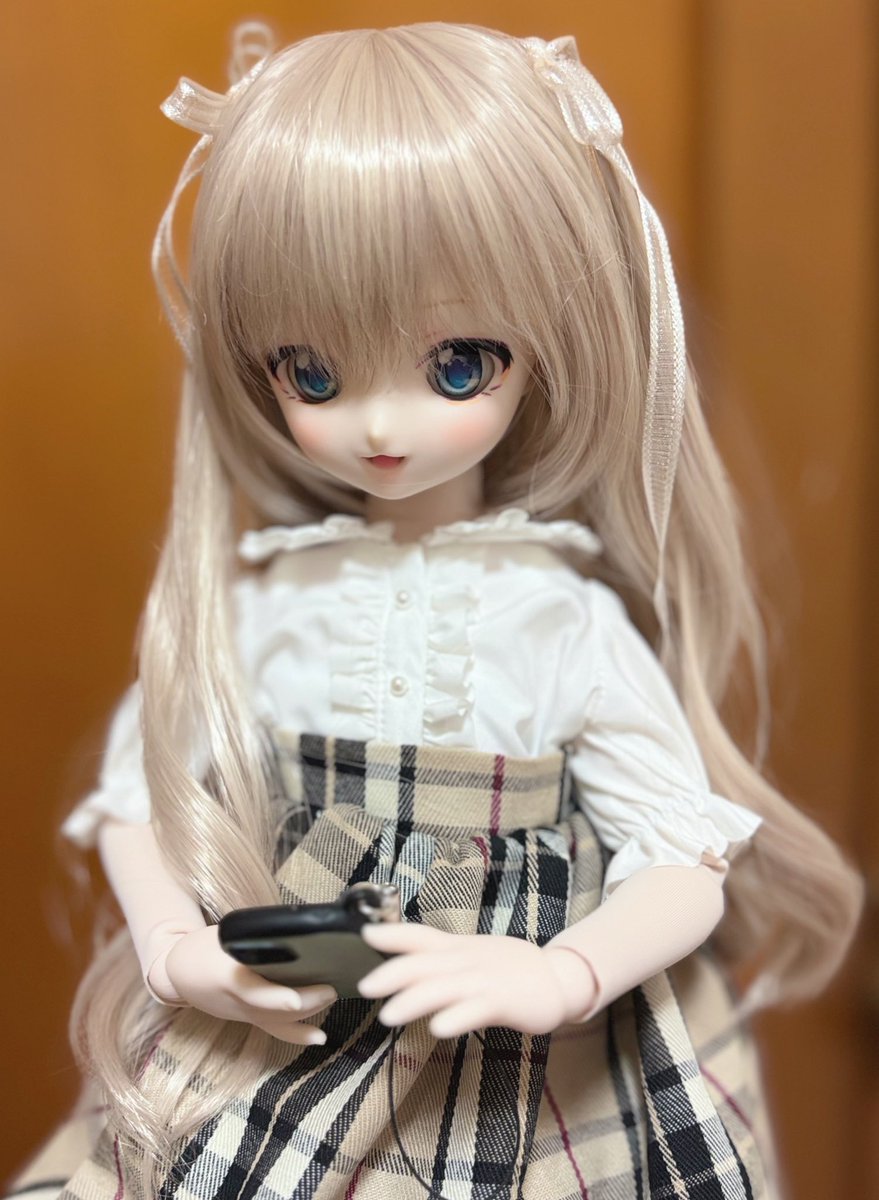 おこめにスマホ渡しました〜
(私と一緒のカバー！)
早速使いこなしてるよ！💍🤍
 #うちのこかわいい