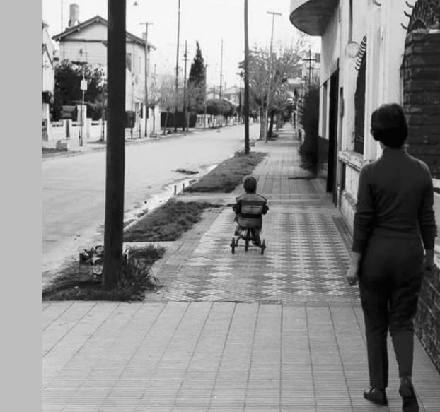 "A los sobrevivientes de varias Argentinas"
(la nota del lunes)
Un alumno de la facu me dijo un día:
- Profe, yo lo sigo en X.
Ah, mirá vos. ¿Y qué opinás del contenido?
- Están buenas las historias, pero creo que les habla solo a los viejos.
¿Y por qué pensás eso?
- Porque