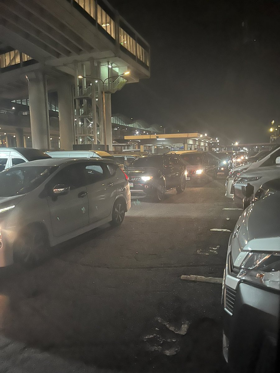 automatic787's tweet image. マニラに到着しましたが、年末は毎回大混雑で駐車場もごった返してます😅