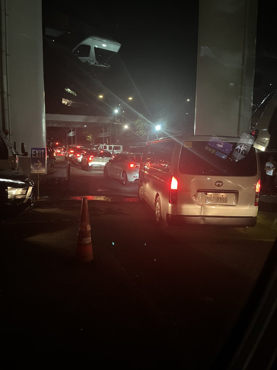 automatic787's tweet image. マニラに到着しましたが、年末は毎回大混雑で駐車場もごった返してます😅